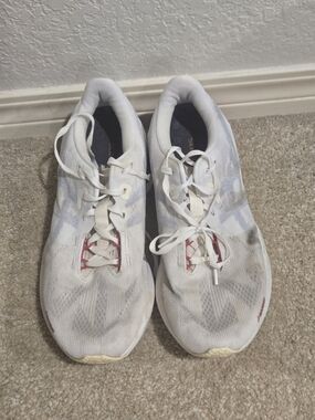 Men’s White Athletic Running Shoes with Subtle Red Detail